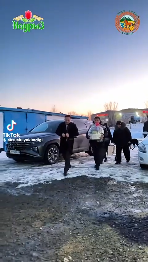 Шаңырақ күніне орай Ақсу-Аюлы ауылдық округі әкімі аппаратының қызметкерлері 54 жыл отасқан, полиция саласында ұзақ жыл қызмет атқарған ардагер Есмағамбетов Марат ақсақал мен медицина саласының ардагері жұбайы Байкадамова Ирина әжеміздің шаңырағына арнайы барып, құттықтап қайтты.