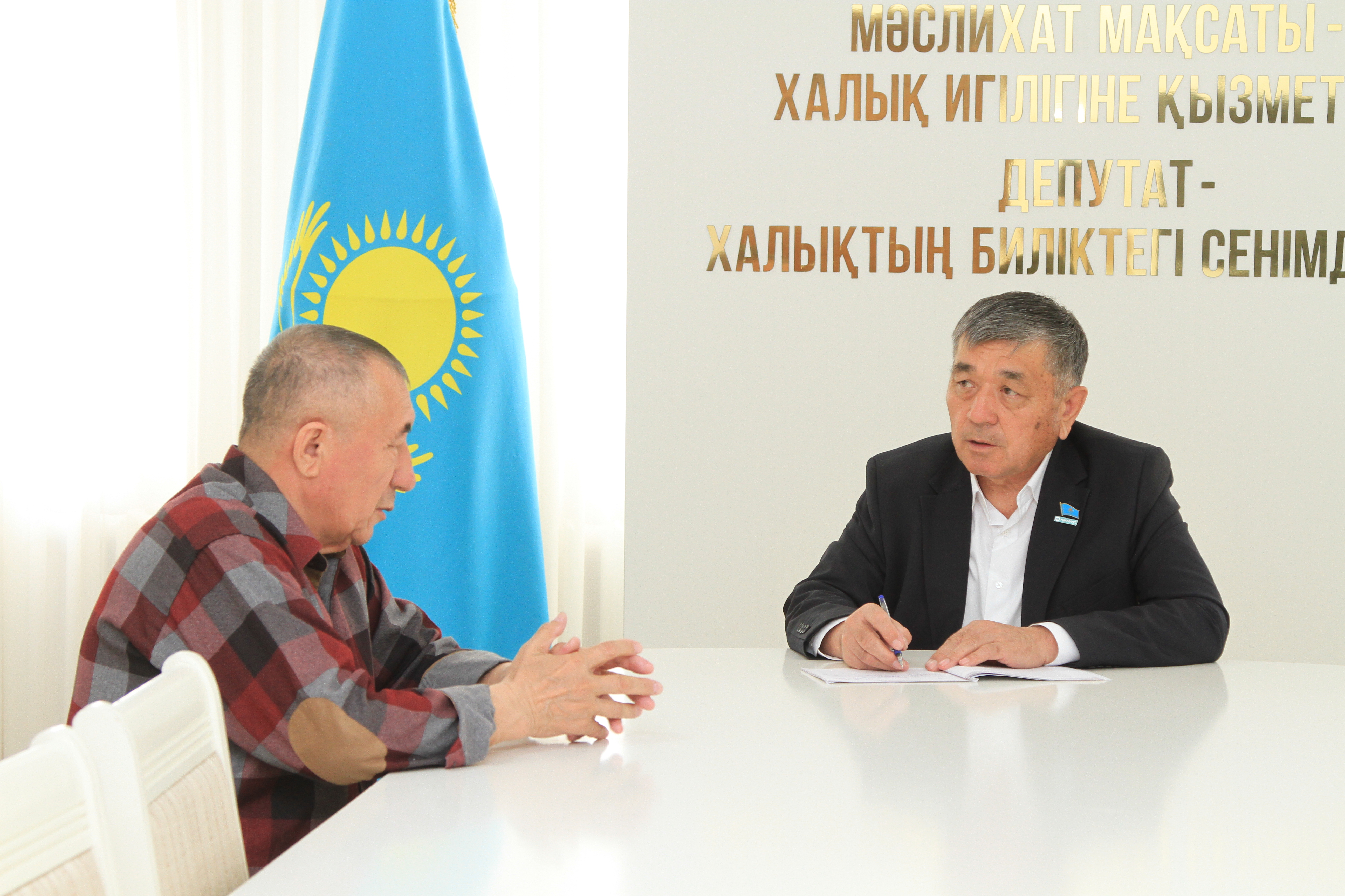 Депутаттар тұрғындарды қабылдады