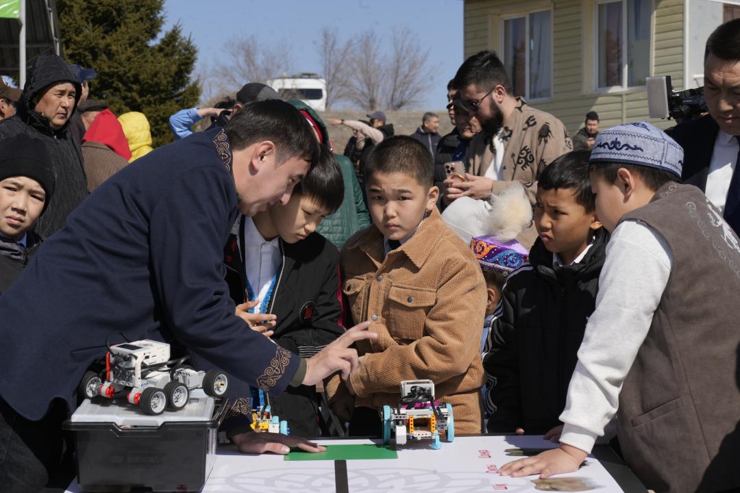 Ұлттық спорт күні: Жетісуда балалар роботтың көмегімен асық ойнады