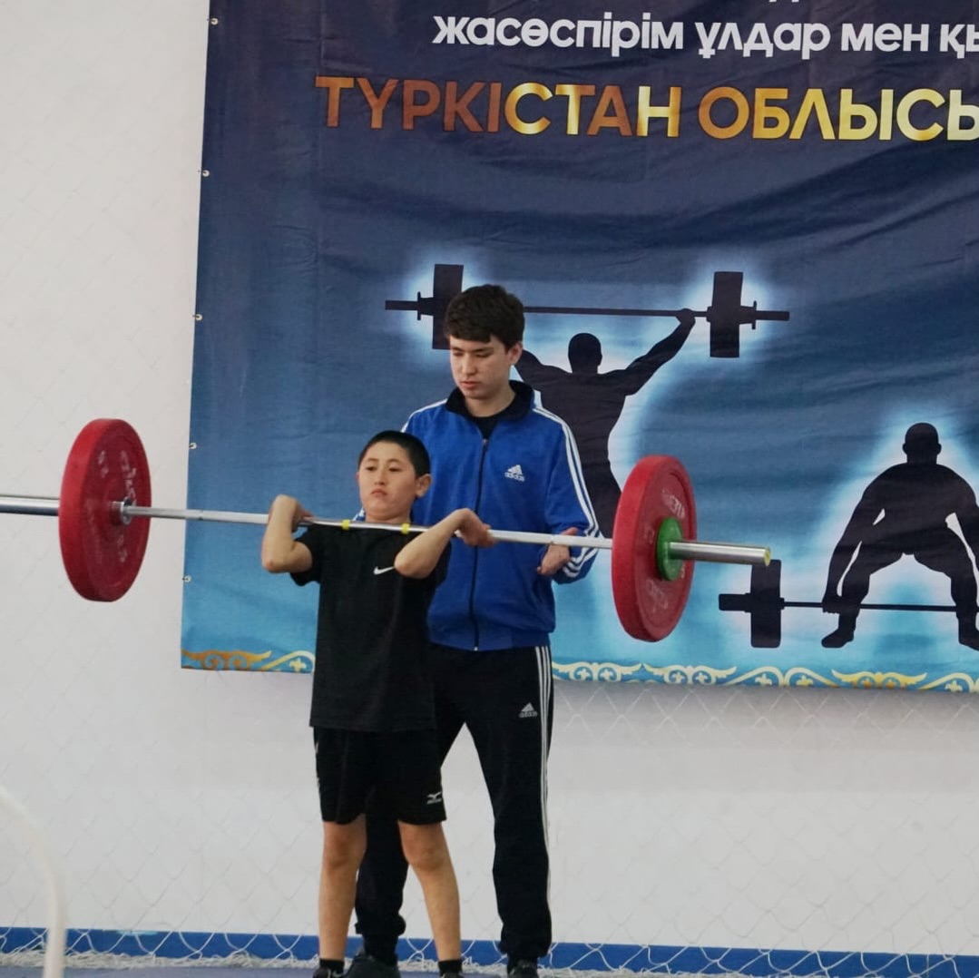 КЕЛЕСТЕ АУЫР АТЛЕТИКАДАН ТҮРКІСТАН ОБЛЫСЫНЫҢ ЧЕМПИОНАТЫ БАСТАЛДЫ