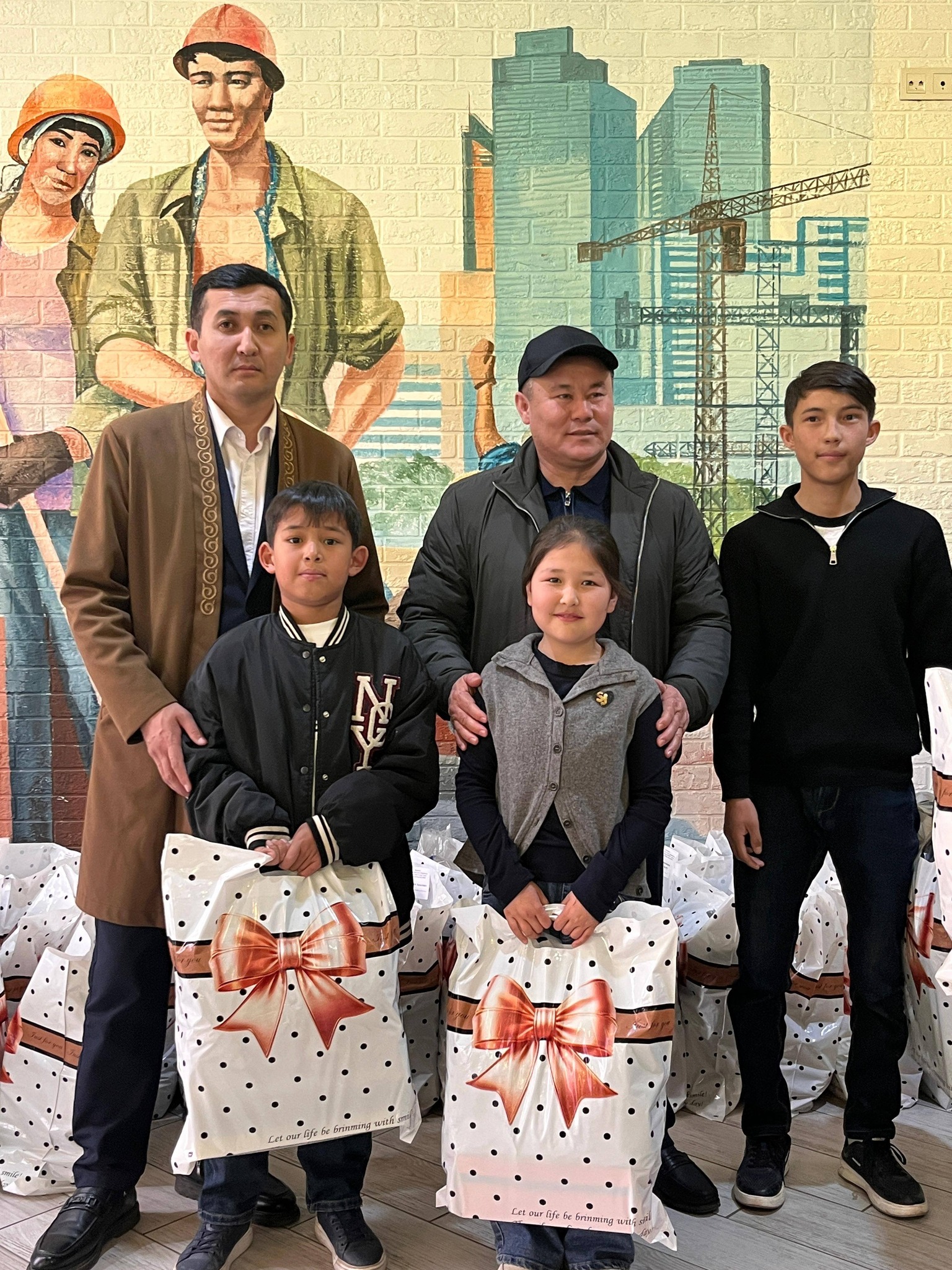 ҰЛЫСТЫҢ ҰЛЫ КҮНІ ҚАРСАҢЫНДА 100 ОҚУШЫ ҚУАНЫШҚА БӨЛЕНДІ