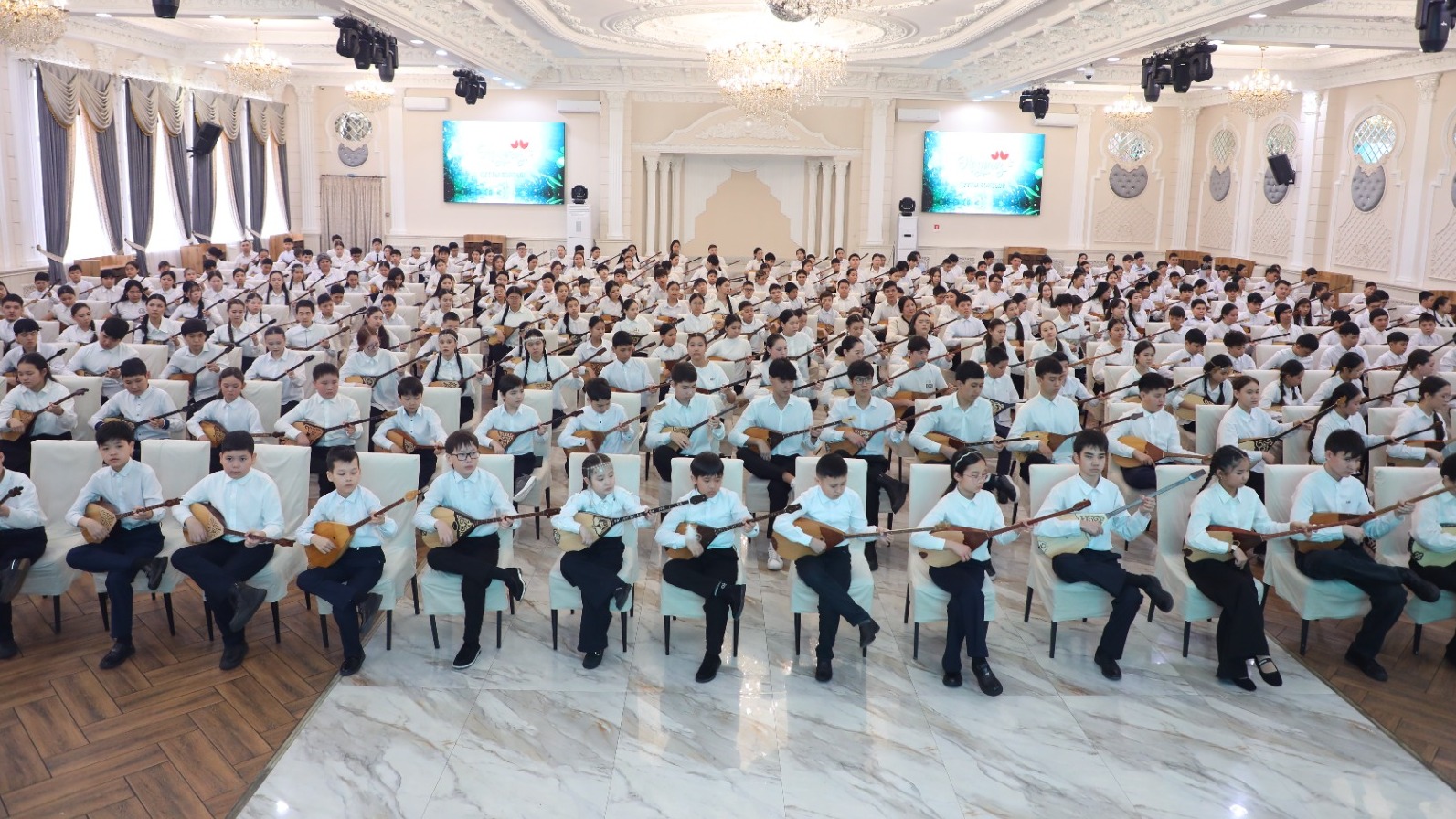 Около 10 тысяч юных домбристов Карагандинской области одновременно исполнили известные кюи &nbsp;