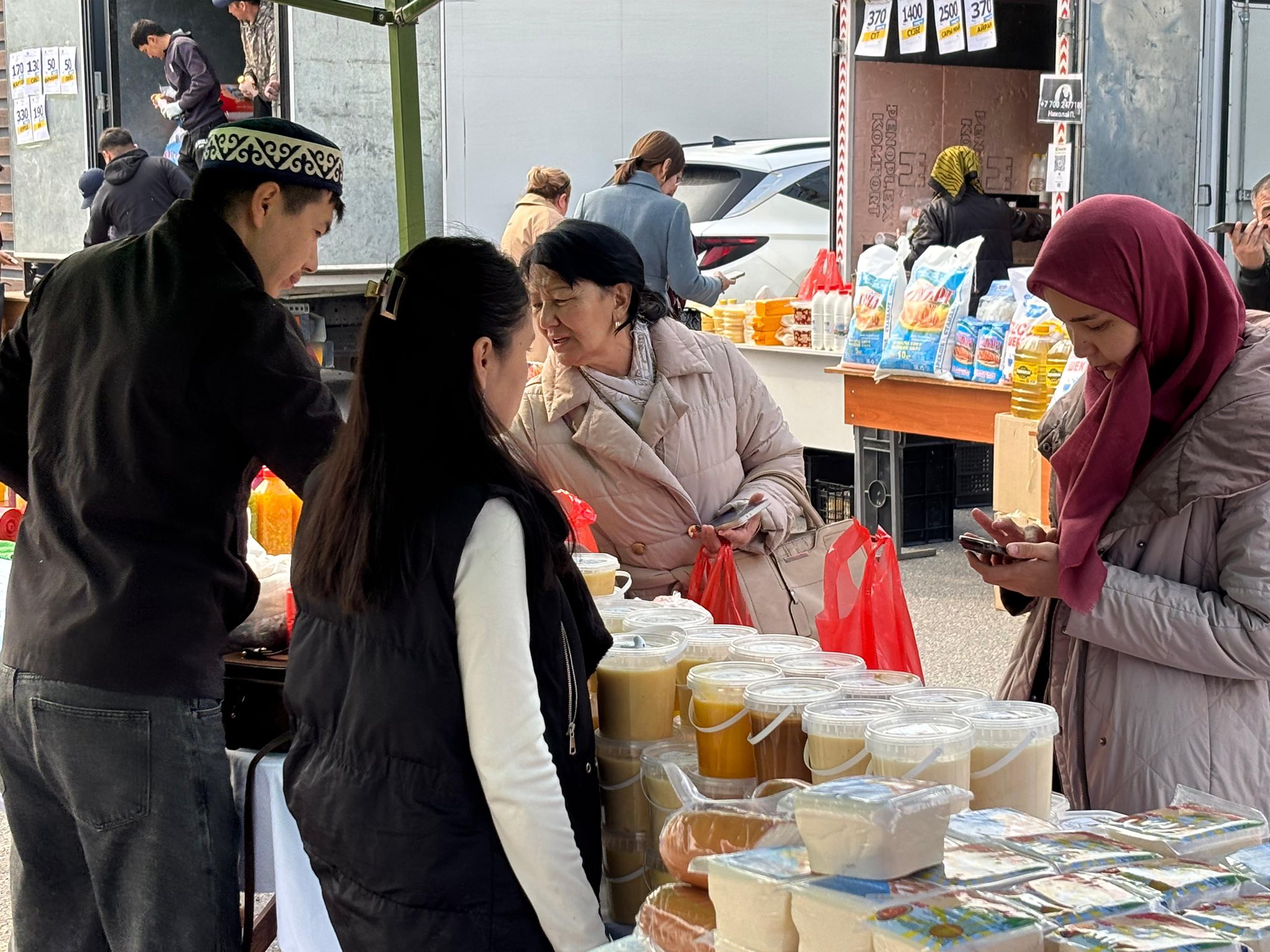 АРЗАН БАҒАДАҒЫ АЗЫҚ-ТҮЛІК ЖӘРМЕҢКЕСІ ӨТІП ЖАТЫР