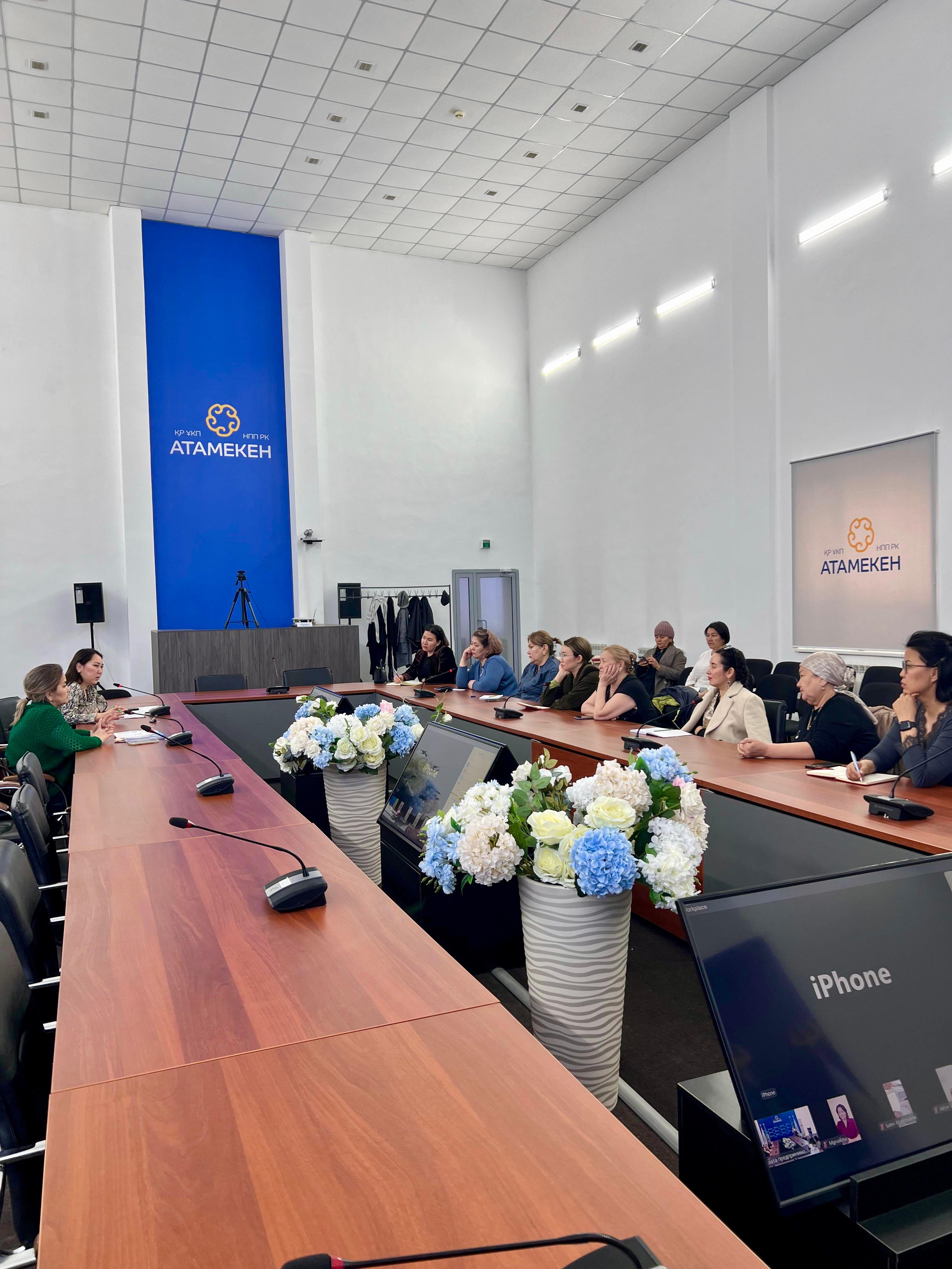 2026 жылғы 18 наурызында  Маңғыстау облысының санитариялық-эпидемиологиялық бақылау департаменті  Маңғыстау облысының "Атамекен" кәсіпкерлер палатасының алаңында өңірдегі білім беру ұйымдарында тамақтану стандарттарын сапалы енгізуді қамтамасыз ету,  мектептегі тамақтануды ұйымдастыруға  жүргізілетін мониторингтің тиімділігін арттыру, сондай-ақ  білім беру ұйымдарының асханаларында санитариялық қағидалардың  талаптарын сақтау және тағамнан  уланулардың,  жіті ішек инфекциялары мен  ботулизмнің  алдын алу мақсатында  жекеменшік білім беру ұйымдардың қызметкерлері мен ас блогы кәсіпкерлері  арасында семинар өткізді.