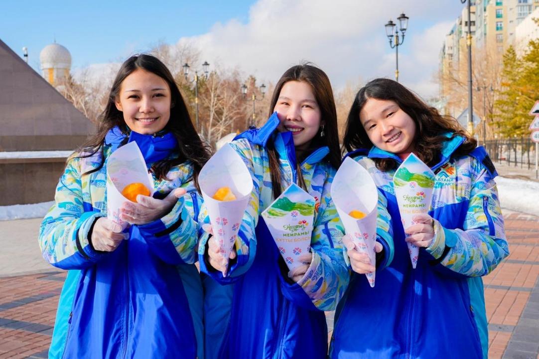 Волонтерлар Астана тұрғындарына бауырсақ таратты