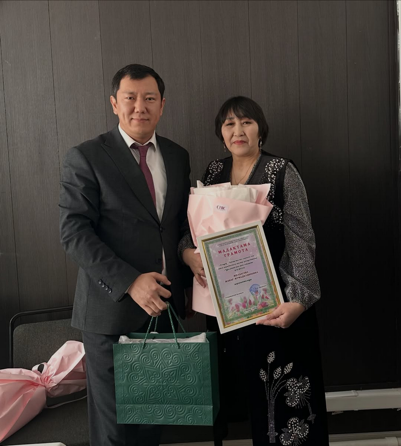 Ұлытау облысы Әділет департаменті қызметкерлерінің арасында ұйымдастырылған «Үздік ұлттық киім» фото-байқауының қорытындысы бойынша жеңімпаз - құқықтық түсіндіру және заңгерлік қызмет көрсету бөлімінің жетекші маманы Жанар Жумадилдиновна Жолдасова марапатталды