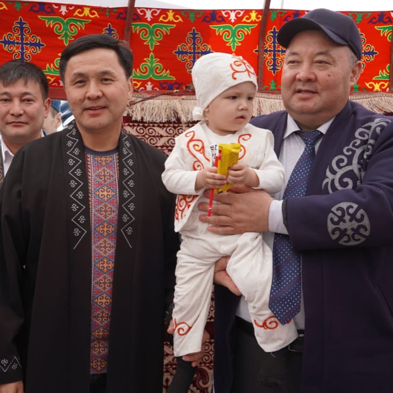 ЖӘНІБЕК АҒЫБАЕВ ПЕН ДОСЫМЖАН ТАҢАТАРОВ КИІЗ ҮЙЛЕРДІ АРАЛАДЫ