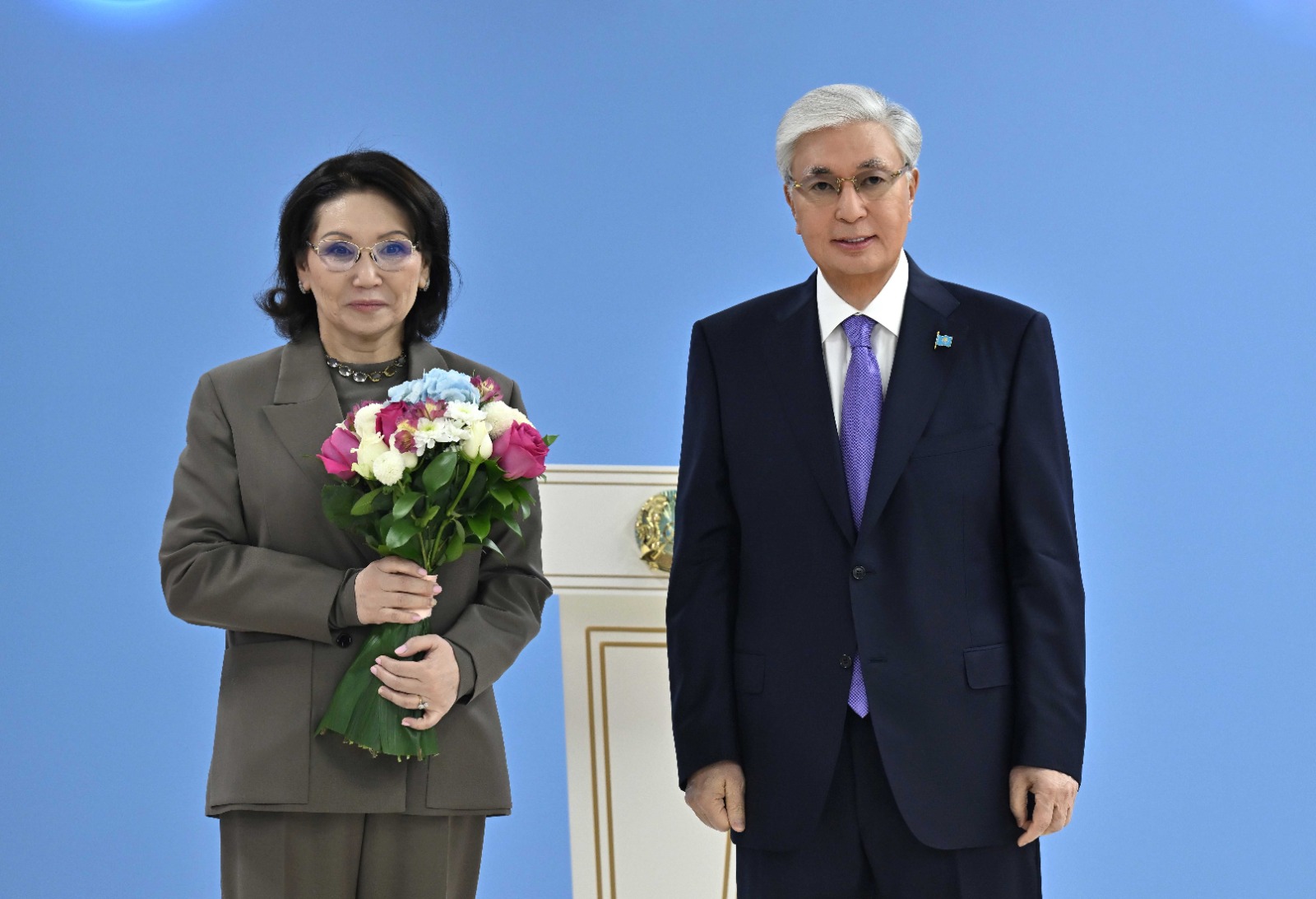 Мемлекет басшысы Алматы қаласының «Мектеп оқушылары сарайының» директоры Айгүл Байсымақоваға мемлекеттік награда тапсырды