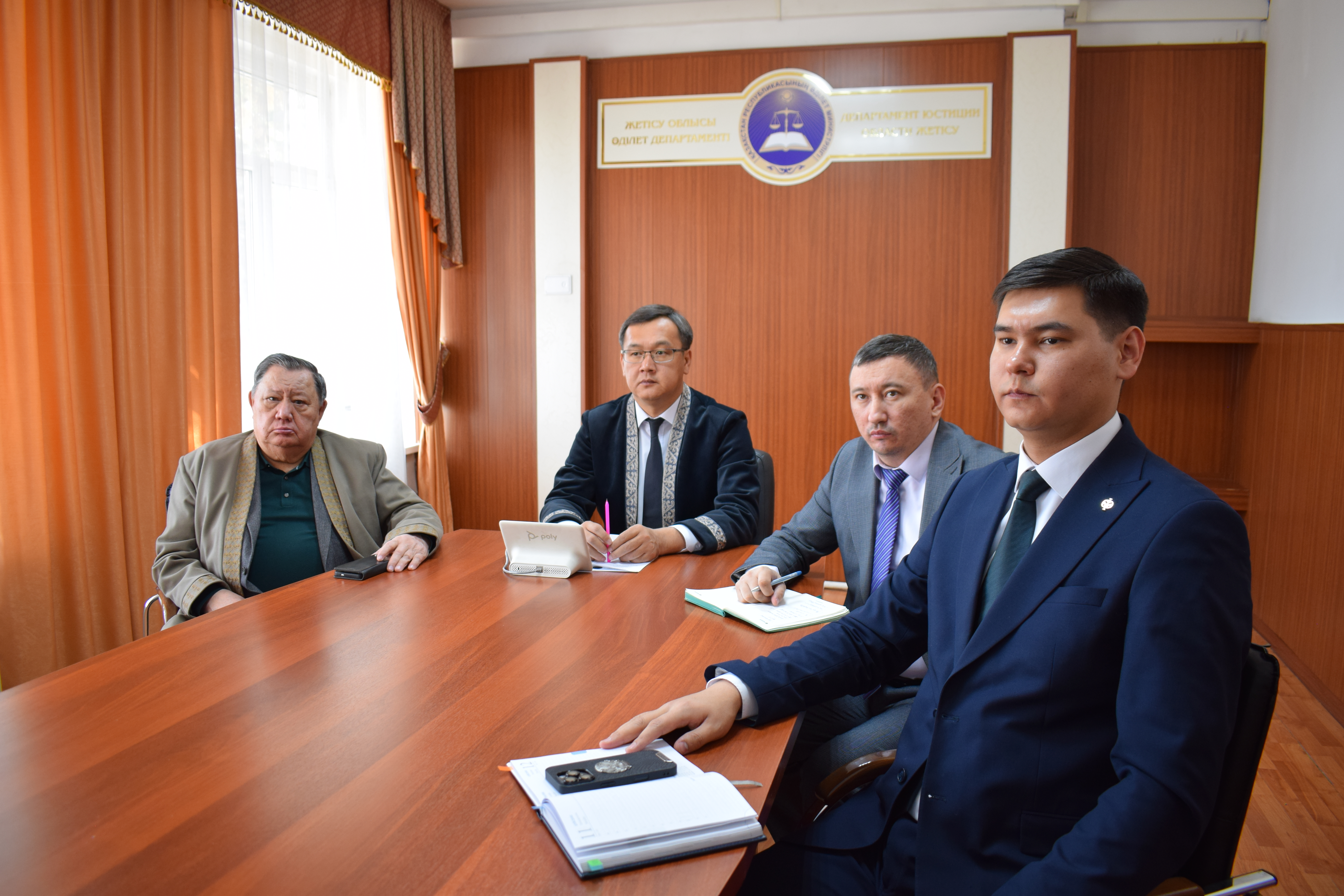 «Нотариаттық іс-қимылдардың заңдылығын қамтамасыз ету және нотариат қызметін цифрландыру» тақырыбында көшпелі отырыс