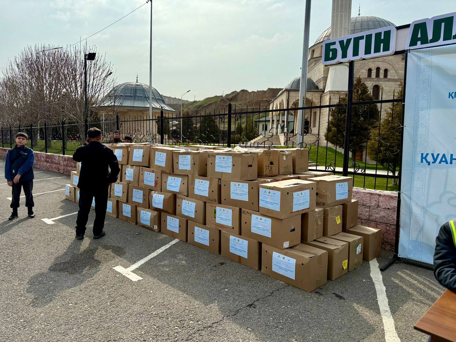 ТӨЛЕБИ АУДАНЫНДА 200 ОТБАСЫҒА АЗЫҚ-ТҮЛІК СЕБЕТТЕРІ ТАБЫСТАЛДЫ