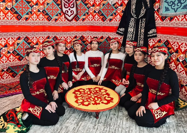 Жұмыс орнында бір күн бойы қазақ ұлттық киімін кию