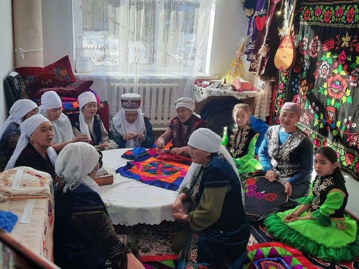 Қолөнерді дәріптеген