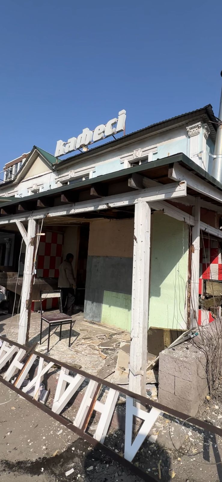 Алматыда заңсыз салынған дәмхана бұзылып жатыр