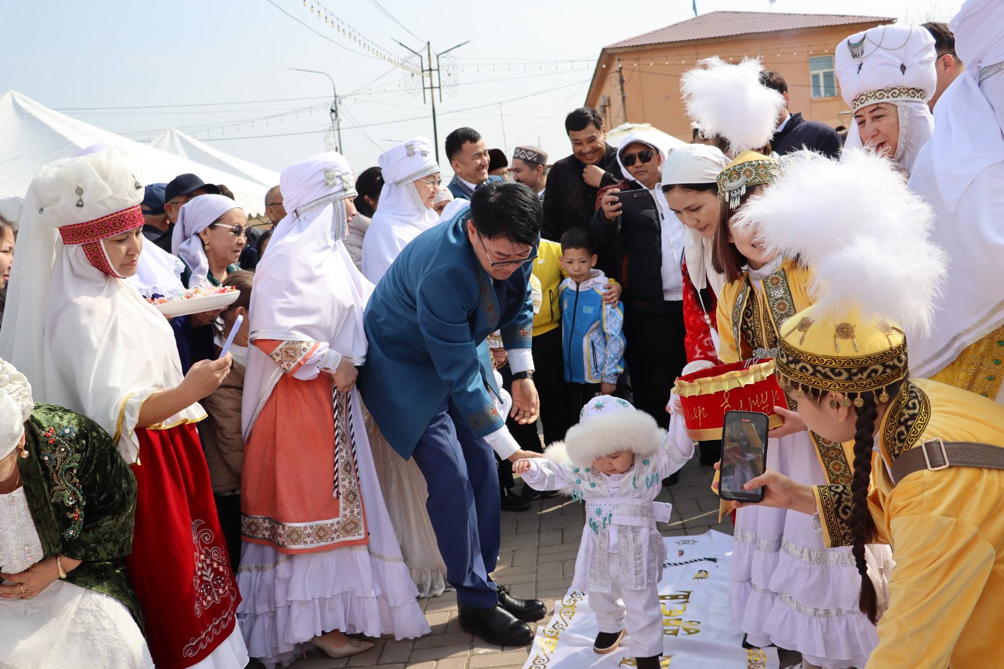 «НАУРЫЗ – КӨКТЕМ, ЖЫЛ БАСЫ»: ТӨЛЕБИ АУДАНЫНДА АУДАН ӘКІМІ БЕС БҮЛДІРШІННІҢ ТҰСАУЫН КЕСТІ