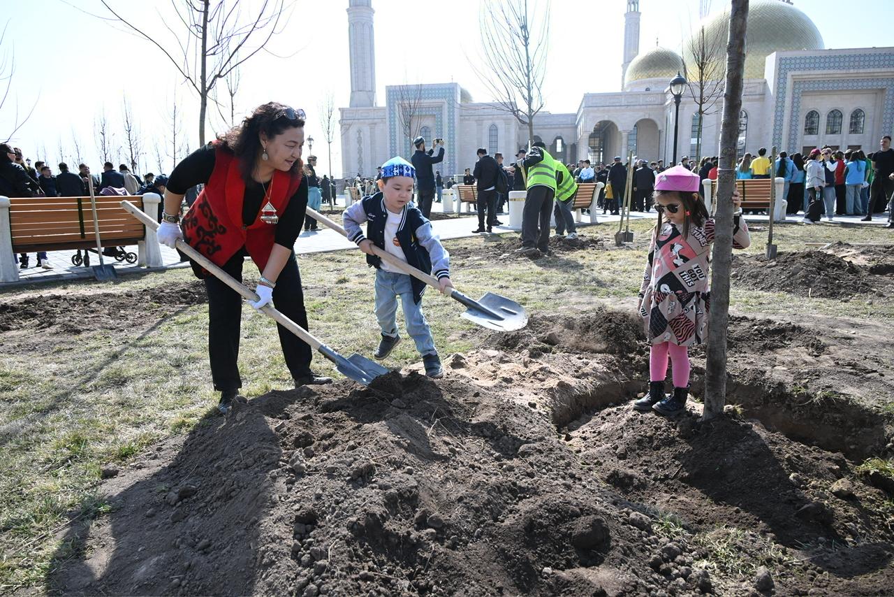 Алматы әкімі Наурыз мерекесі аясында ағаш егу жұмыстарына қатысты