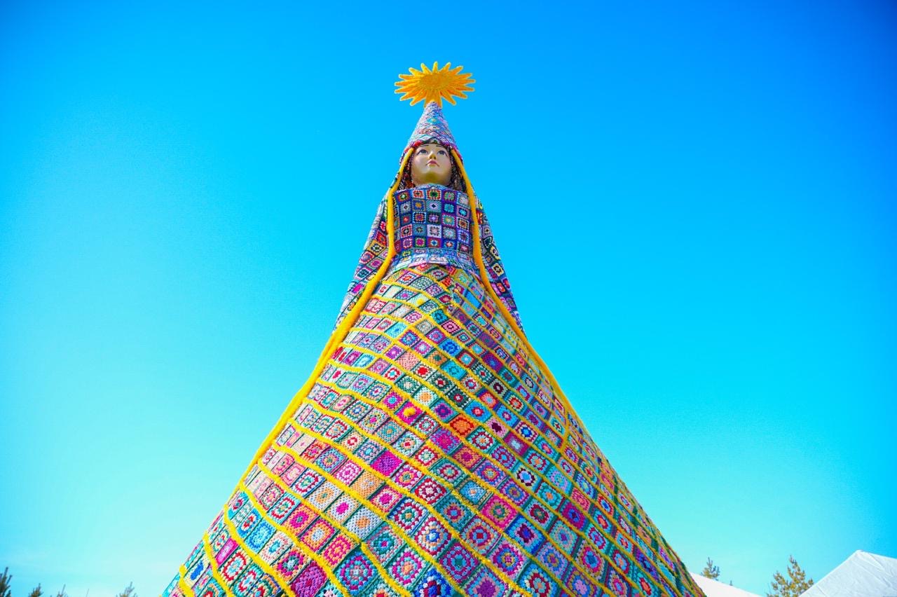 В Астане сотни людей связали необычную инсталляцию