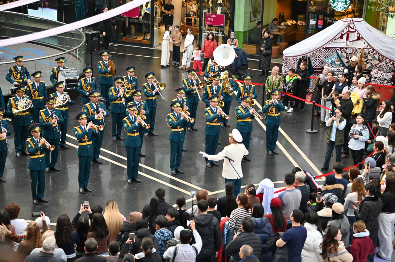 Астанада Орталық әскери оркестрдің музыканттары қазақстандықтарды Наурыз мерекесімен құттықтады
