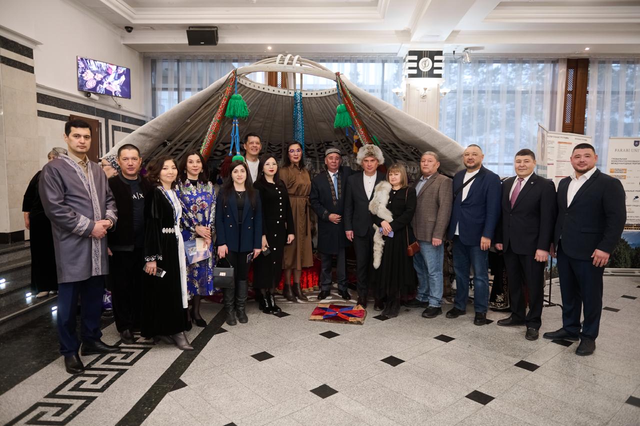 Омбы қаласында өткен қазақтың ұлттық киімдер көрсетілімі туралы