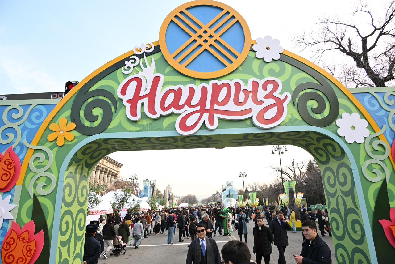Музыка, караоке және шоу: Алматыдағы Панфилов көшесіндегі Наурыз