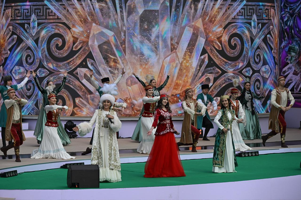 Алматылықтар Наурызды ауқымды театрландырылған концерт және «болашақ киіз үйлерімен» қарсы алды