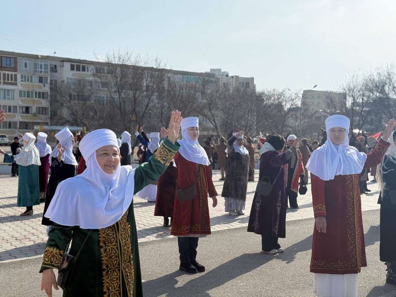 Маңғыстауда 2 мыңнан астам адам қатысқан ұлттық киім шеруі өтті
