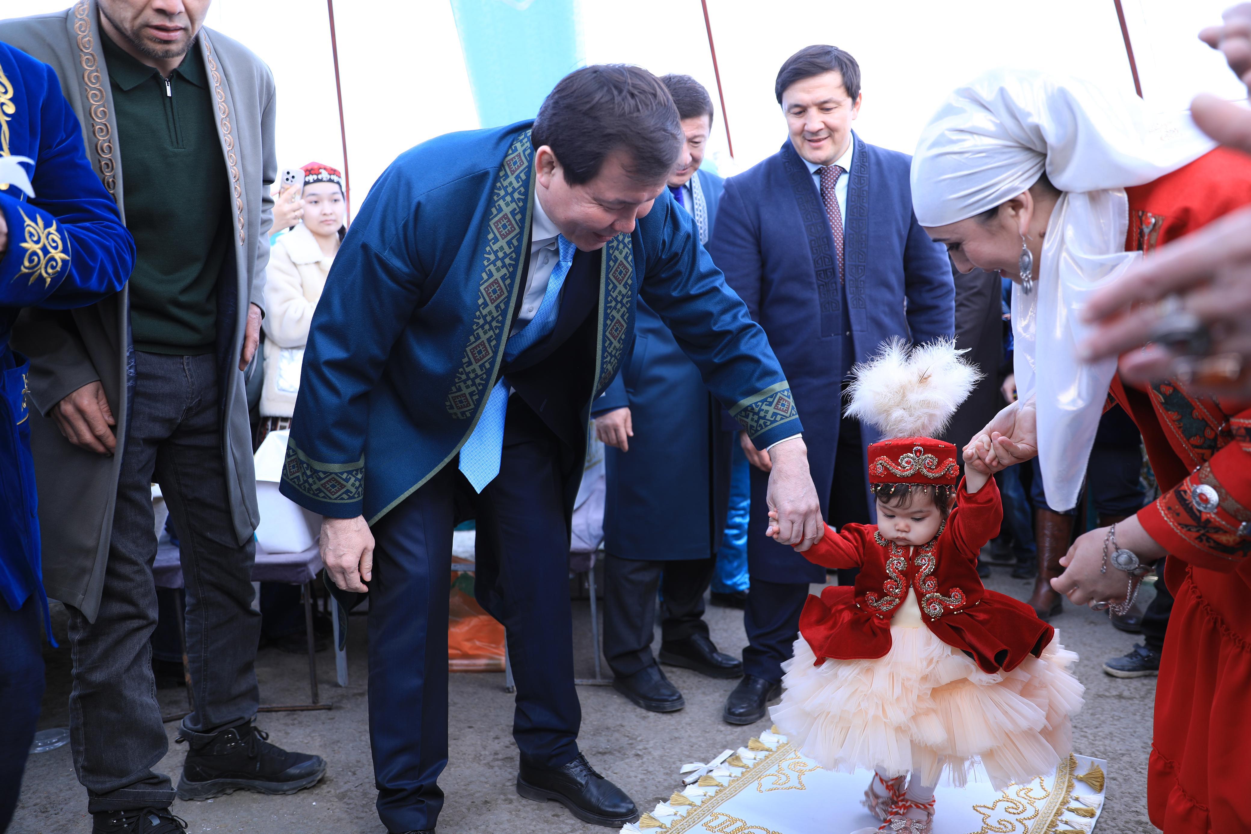 Наурыз тойында облыс әкімі егіздердің «Тұсаукесер» рәсімінің куәсі болды