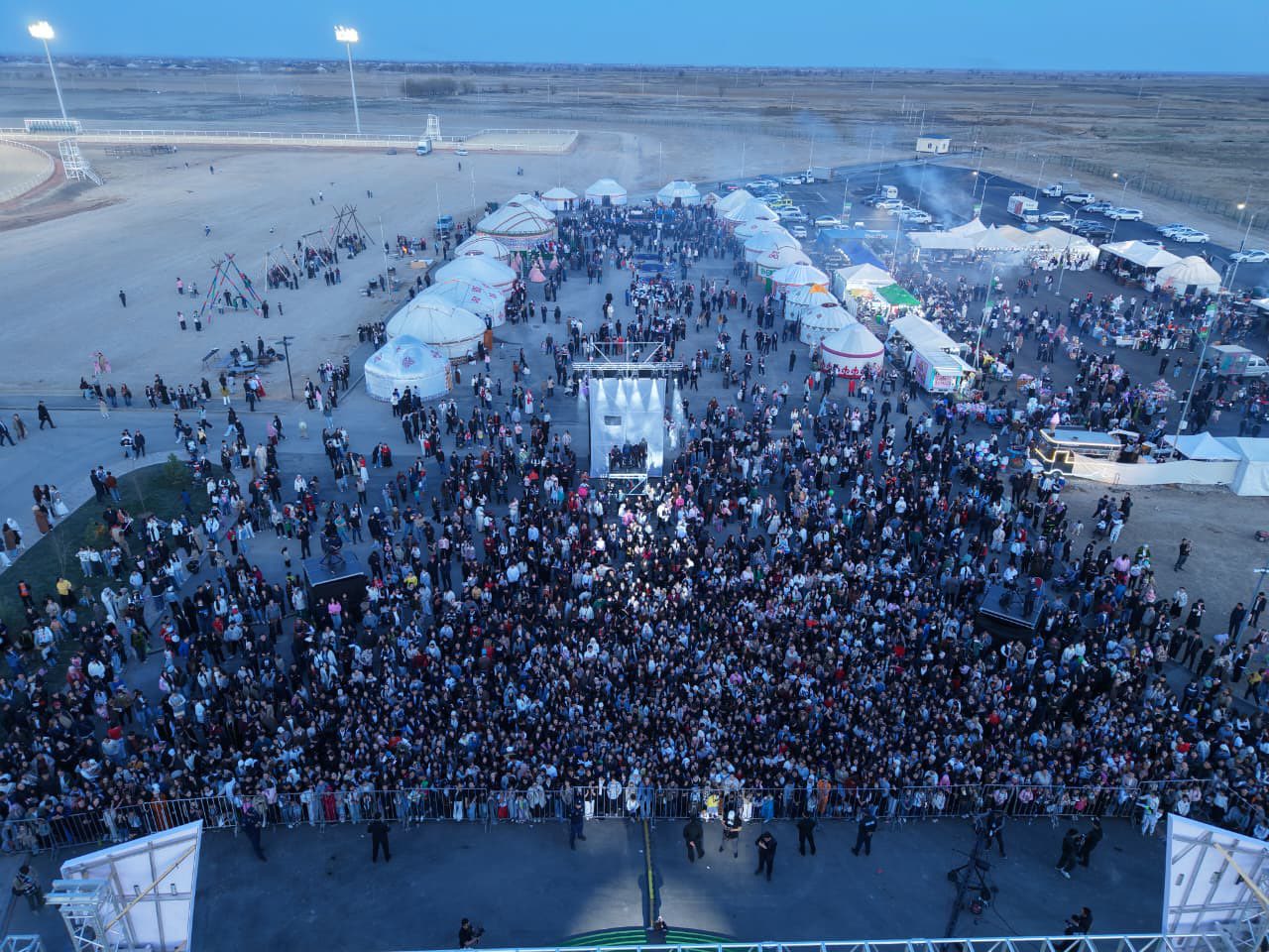 ТҮРКІСТАНДА ЗАМАНАУИ АТШАБАР РЕСМИ ТҮРДЕ АШЫЛЫП, НАУРЫЗ МЕЙРАМЫ ДҮБІРЛЕП ӨТТІ