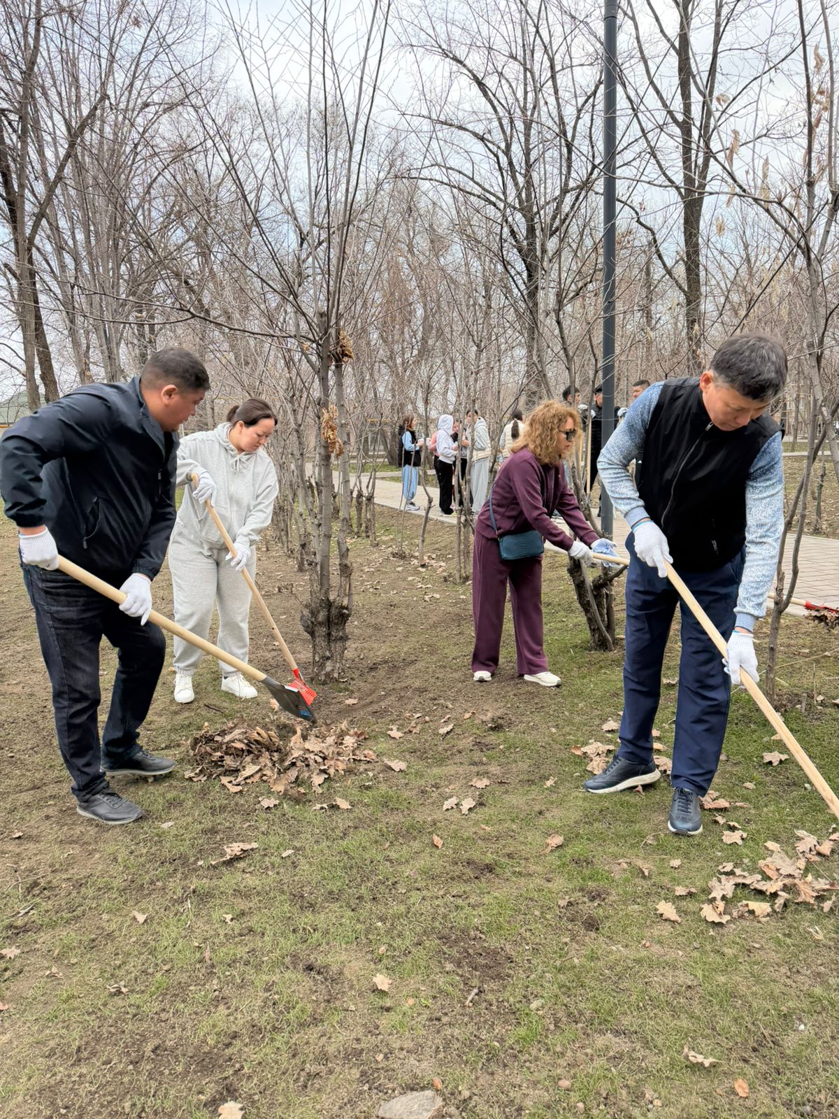 Алматы жер қатынастары басқармасының қызметкерлері "Тазару күні" жалпықалалық сенбілікке шықты