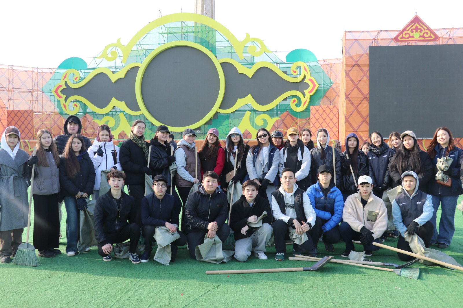 Тазару күні: Ақтөбеде жастар саябақтарды тазартты