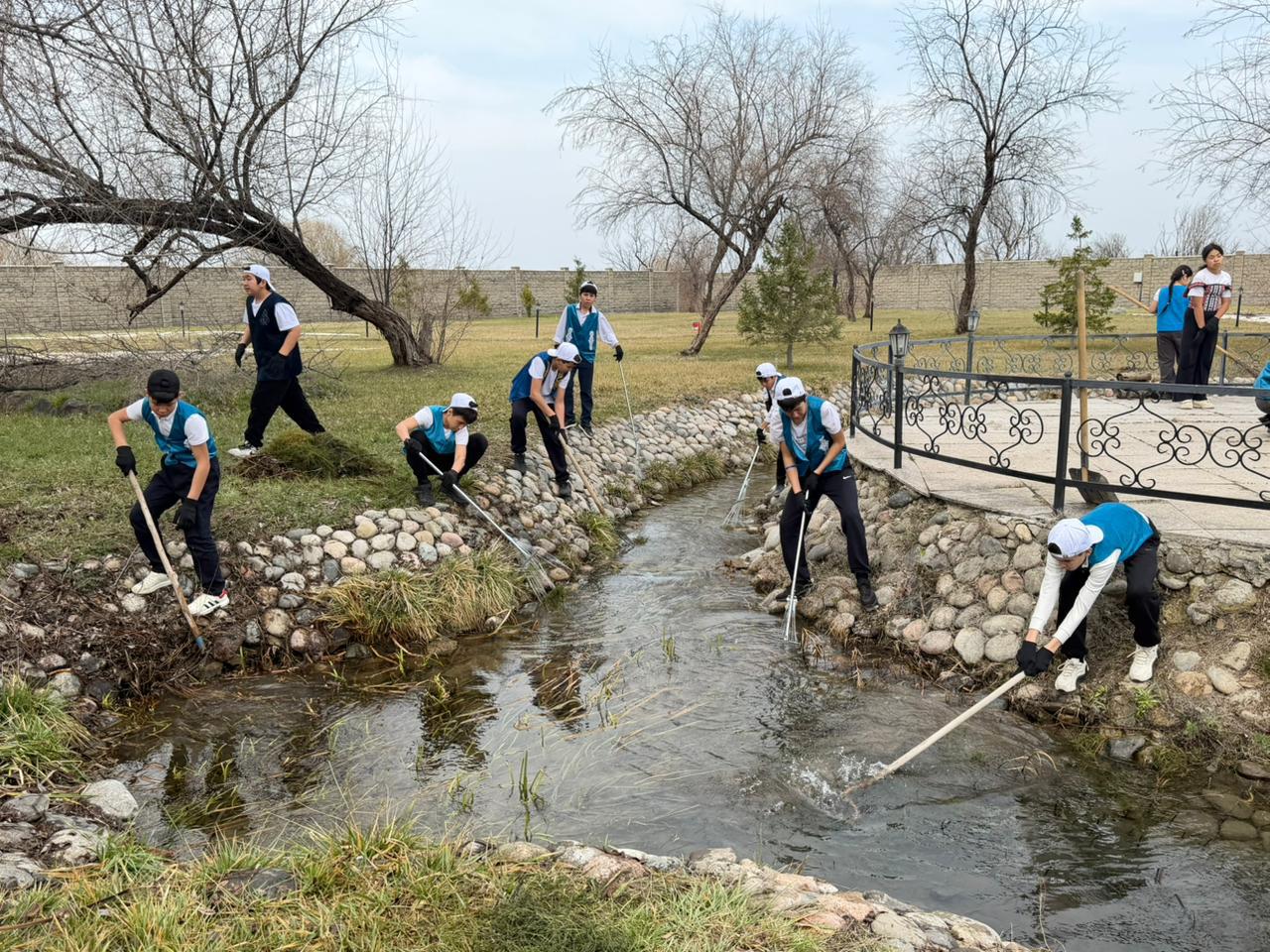 Жас қазақстандықтар «Мөлдір бұлақ» республикалық акциясына қатысуда