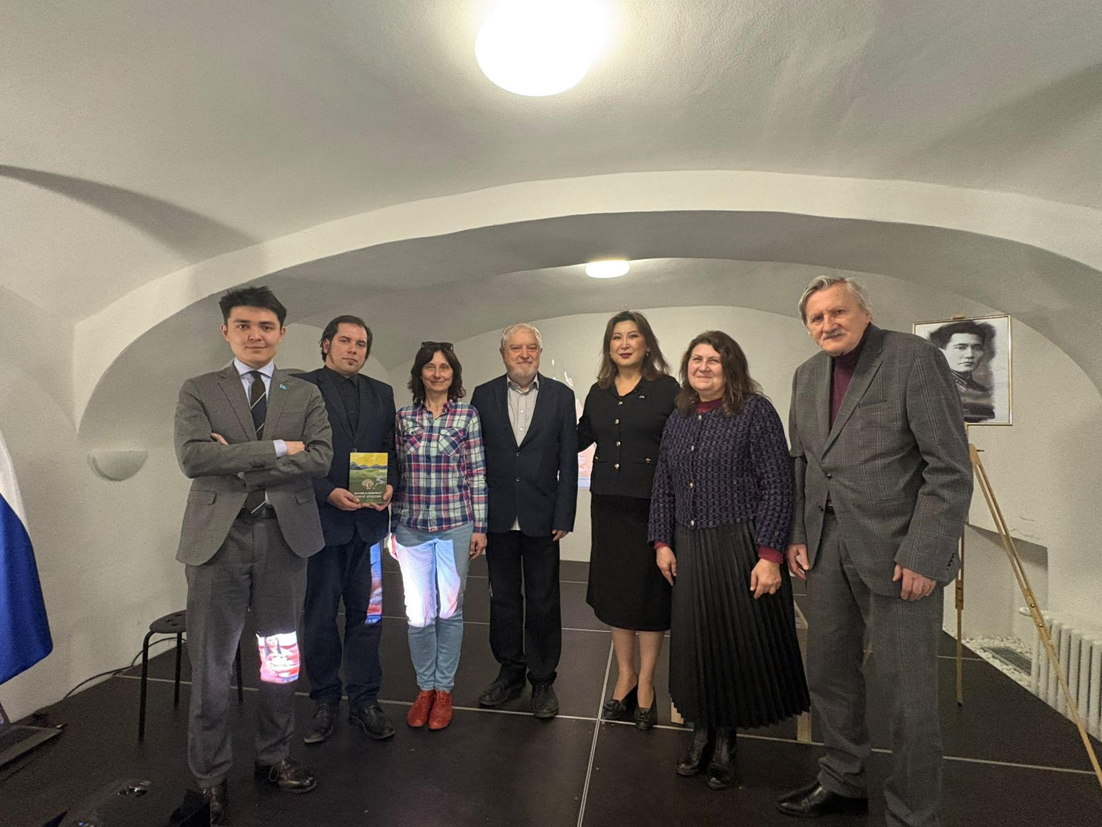 Достық пен әдебиеттің алтын көпірі: Братиславада Бауыржан Момышұлының "Ұшқан ұя" кітабы словак тілінде таныстырылды