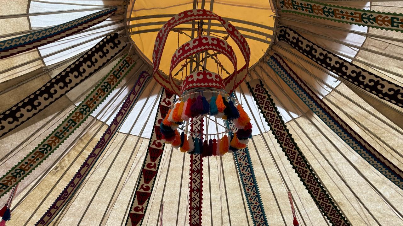 Орталық алаңда орналасқан киіз үйдегі көрмелер көздің жауын алды