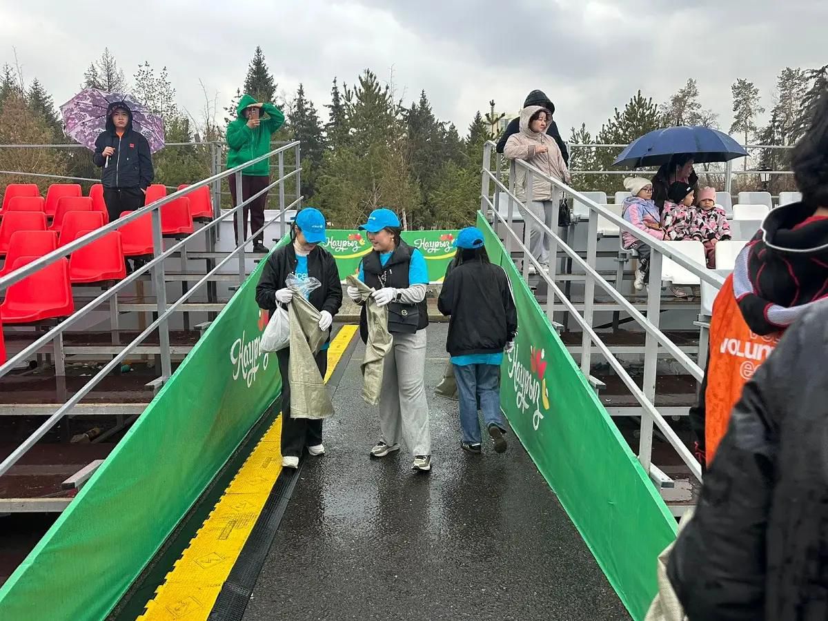 Концерттен кейін – тазалық жұмыстары: алматылық еріктілер Астана алаңында сенбілік өткізді