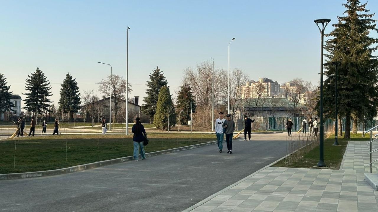 В рамках «Тазару күні» в Национальной школе Абая при организации волонтерского клуба «Ашық жүрек» были проведены масштабные работы по уборке и благоустройству