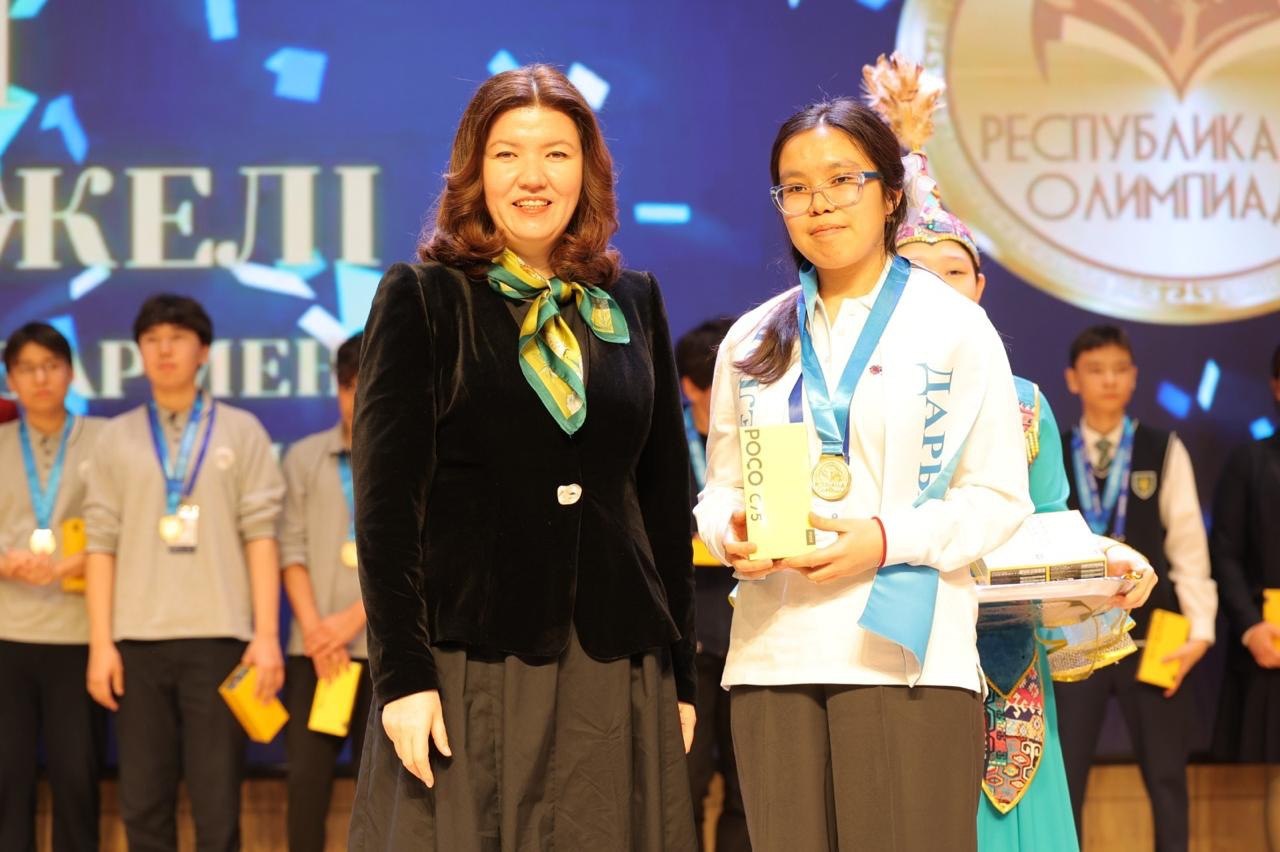 Министр просвещения Жулдыз Сулейменова наградила победителей республиканской олимпиады