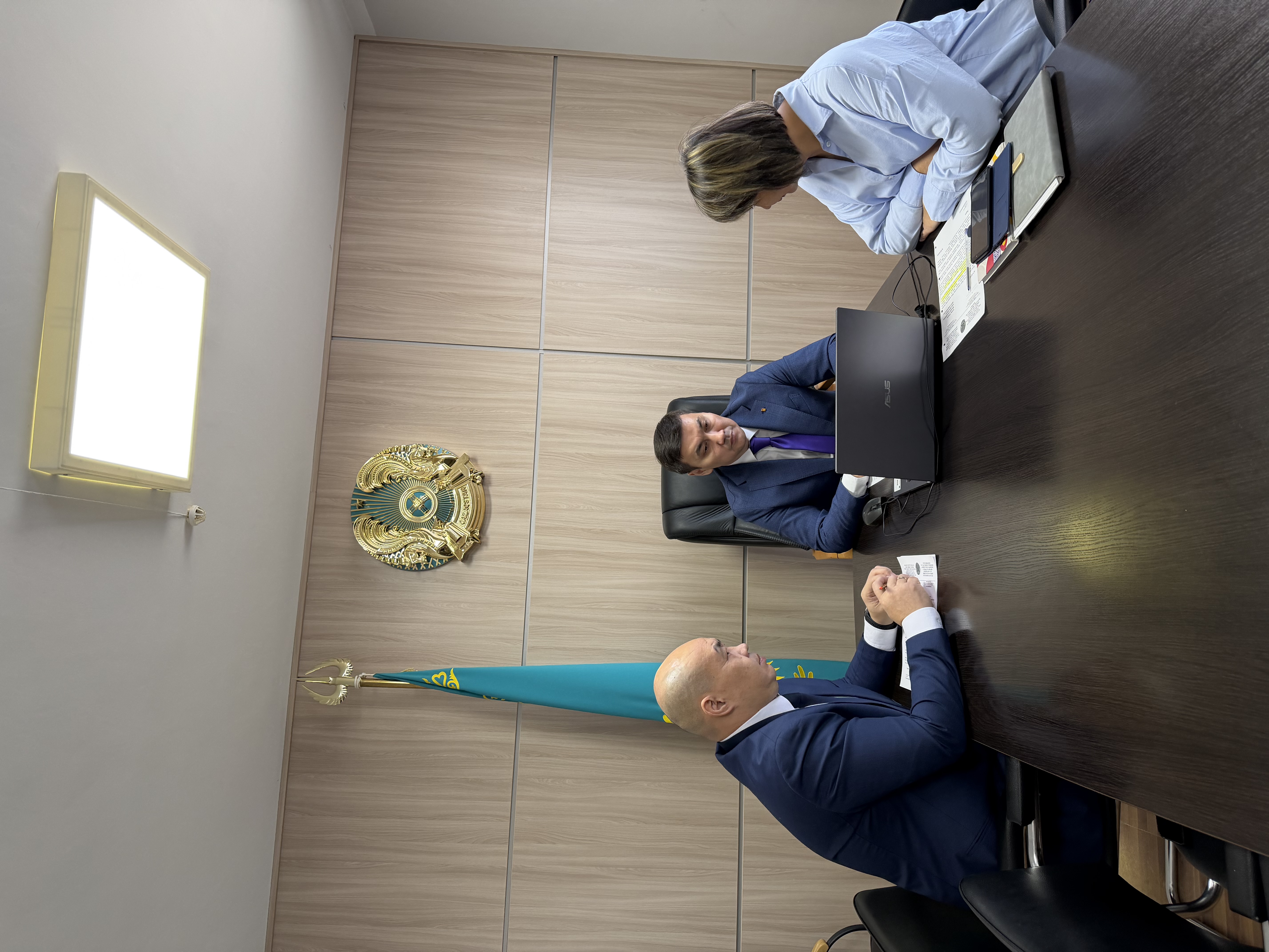 ҚР Әділет министрі Ерлан Сәрсембаев, Мәжіліс депутаттары, нотариаттық қоғамдастық және мүдделі мемлекеттік органдар өкілдерінің қатысуымен «Нотариаттық іс-қимылдардың заңдылығын қамтамасыз ету және нотариат қызметін цифрландыру» тақырыбында көшпелі отырыс өткізді.