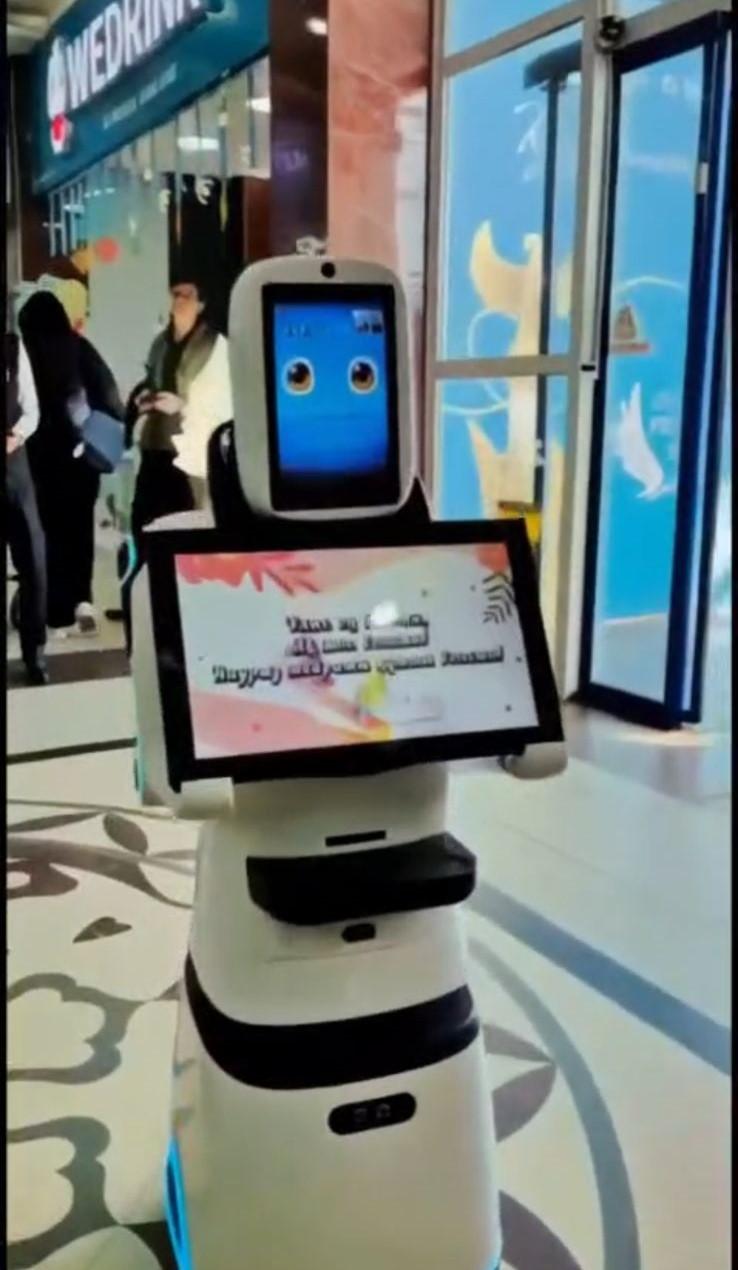 «Digital Nauryz» мерекелік бағдарламасы аясында халық көп шоғырланатын ойын-сауық орталықтарында робот-гид қызметі ұйымдастырылды.