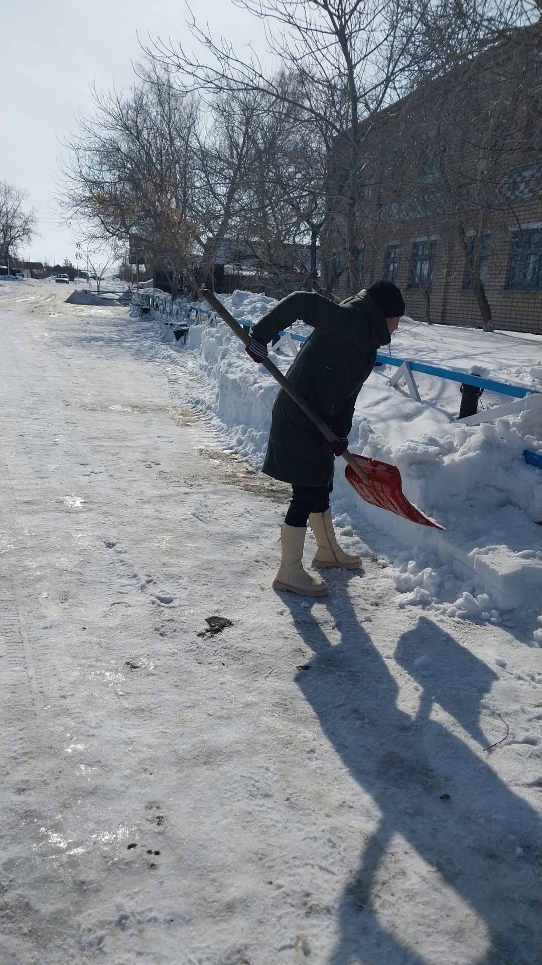 "Таза Қазақстан" экологиялық бағдарламасы аясында Антоновка ауылында орталық алаңды қардан тазарту жұмыстары жүргізілді ️ ️