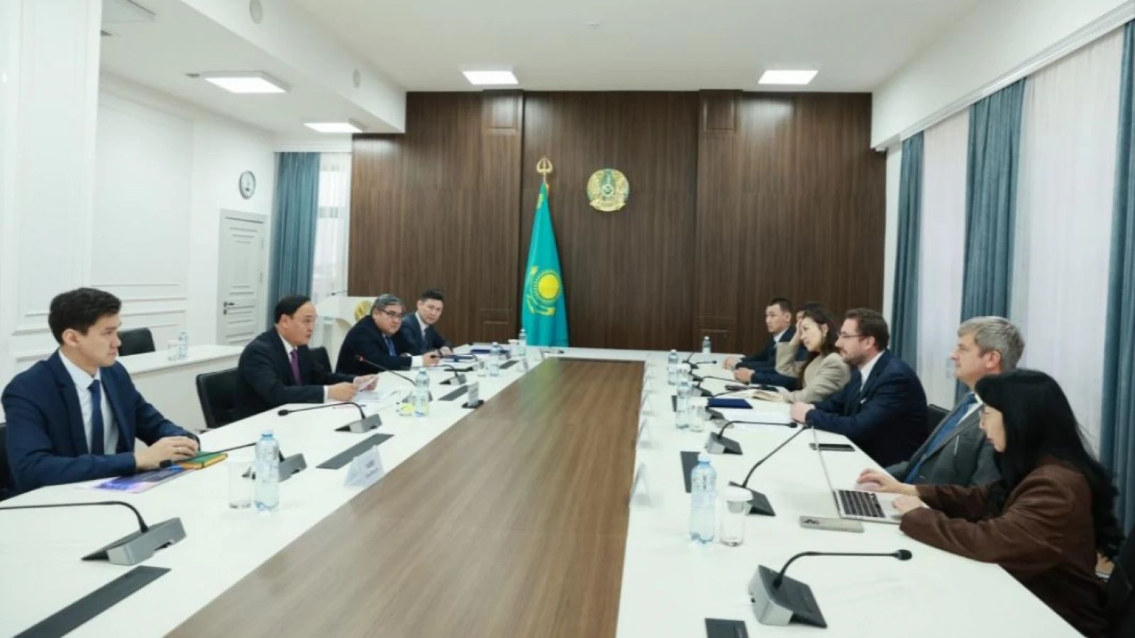 Ербол Қарашөкеев «Мобайл Телеком-Сервис» ЖШС басқарма төрағасымен кездесті