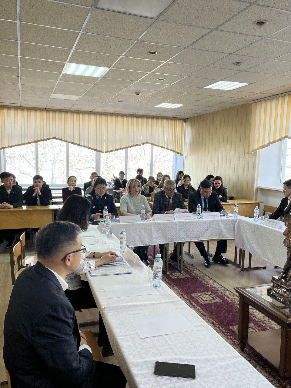 Кокшетауский университет имени А. Мырзахметова провел круглый стол по принципу нулевой терпимости к правонарушениям среди молодежи