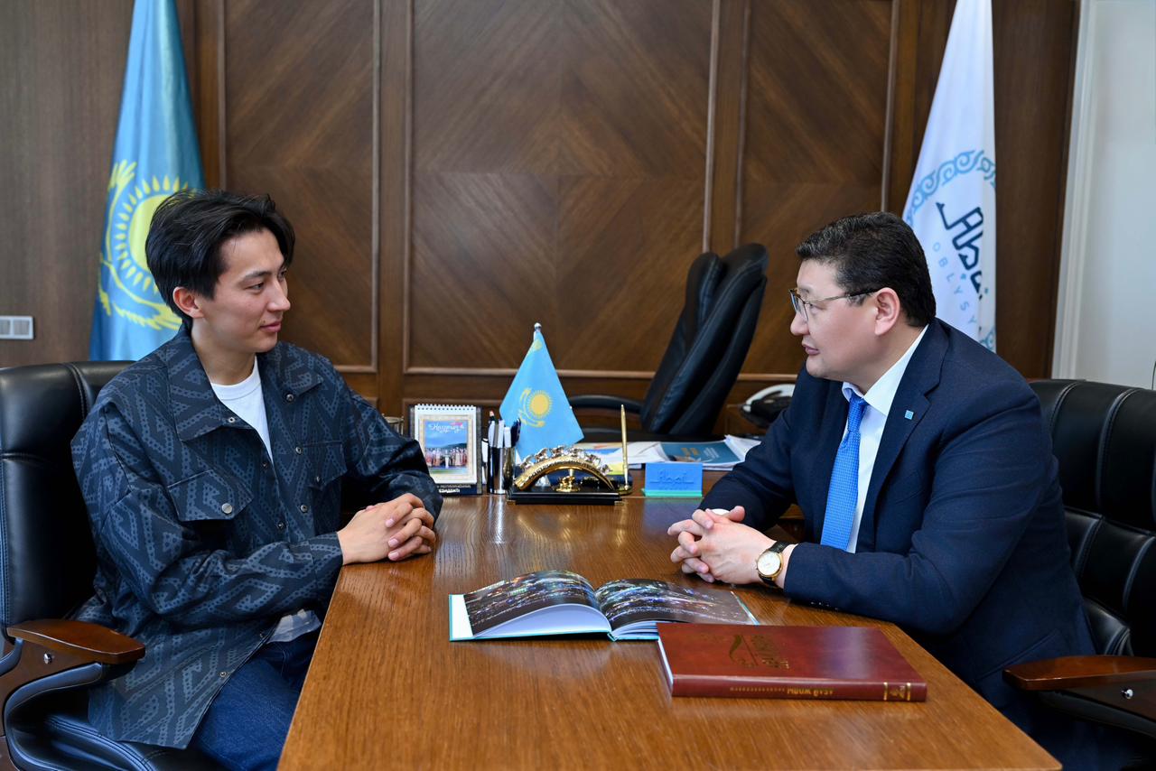 Облыс әкімі саяхатшы блогер Дастан Мұхамедрахыммен кездесті