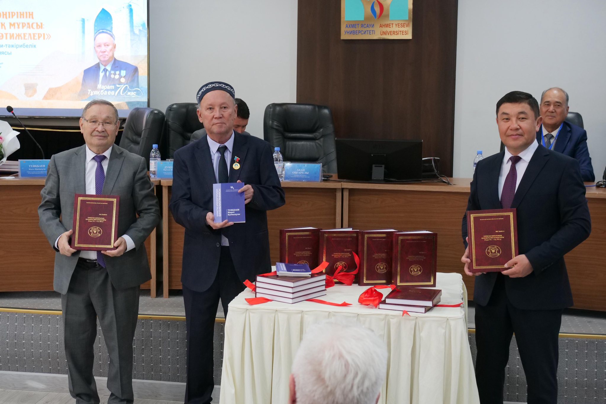 ТҮРКІСТАНДА КӨРНЕКТІ АРХЕОЛОГ МАРАТ ТҰЯҚБАЕВТЫҢ 70 ЖЫЛДЫҒЫНА АРНАЛҒАН ХАЛЫҚАРАЛЫҚ КОНФЕРЕНЦИЯ ӨТТІ