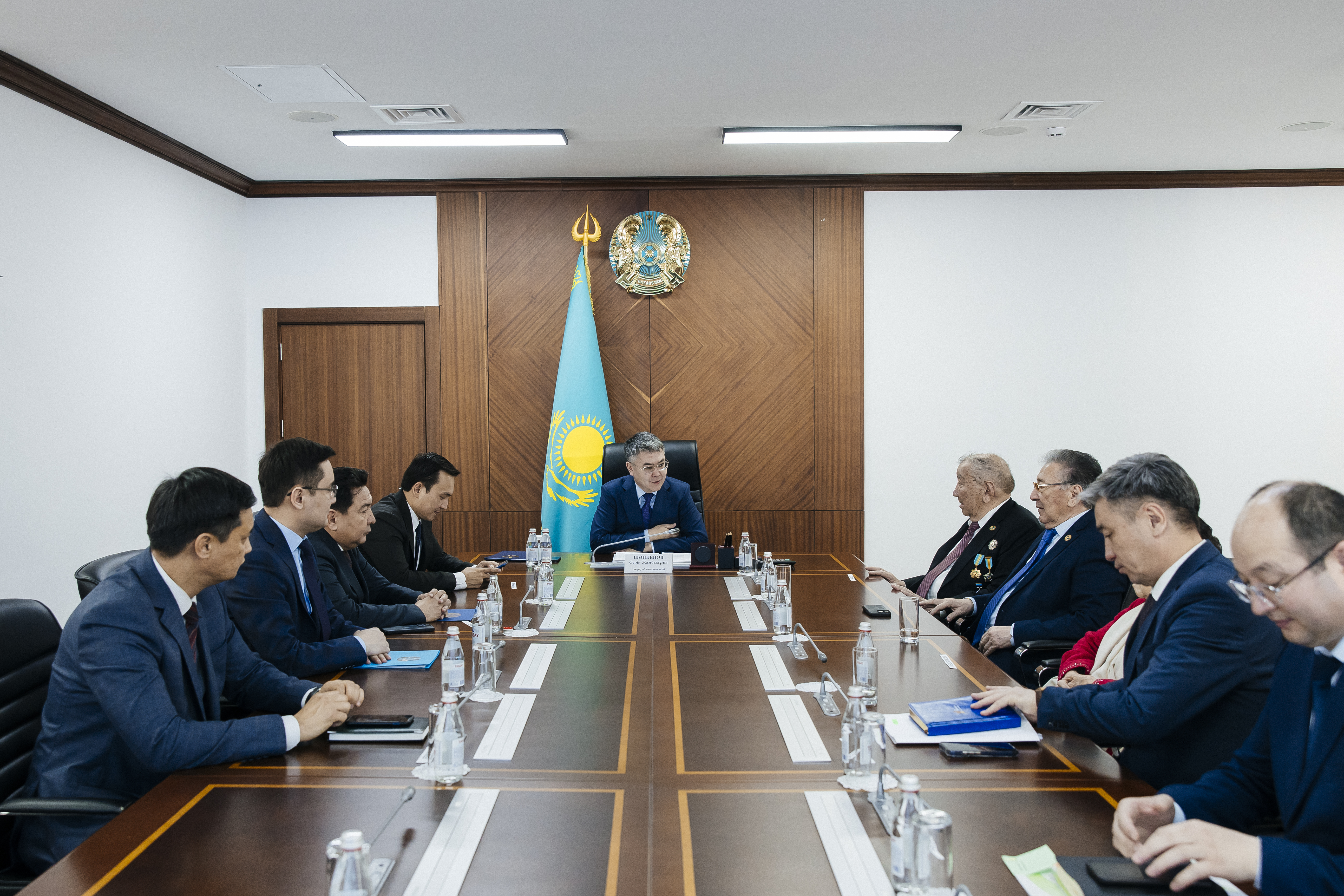 Атырау облысының әкімі Серік Шәпкенов еңбек ардагері Нұрпейіс Мақашевты 80 жас мерейтойымен құттықтады