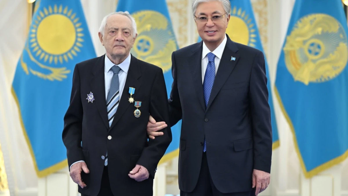 Президент Қасым-Жомарт Тоқаев Ерванд Ильинскийге «Қазақстанның Еңбек Ері» атағын тапсырды