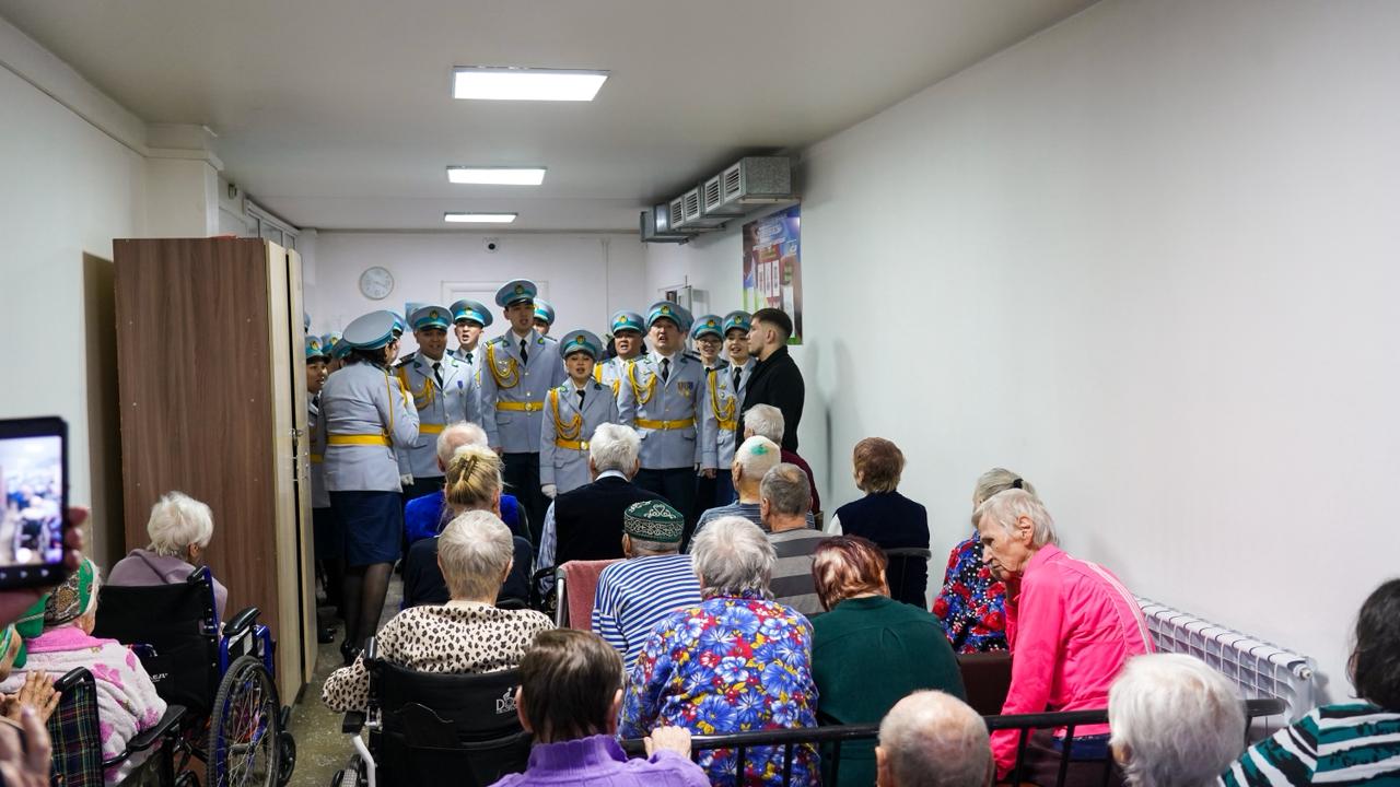 Наурыздың жылуы: ШҚО полицейлері пансионат тұрғындарына мерекелік көңіл-күй сыйлады