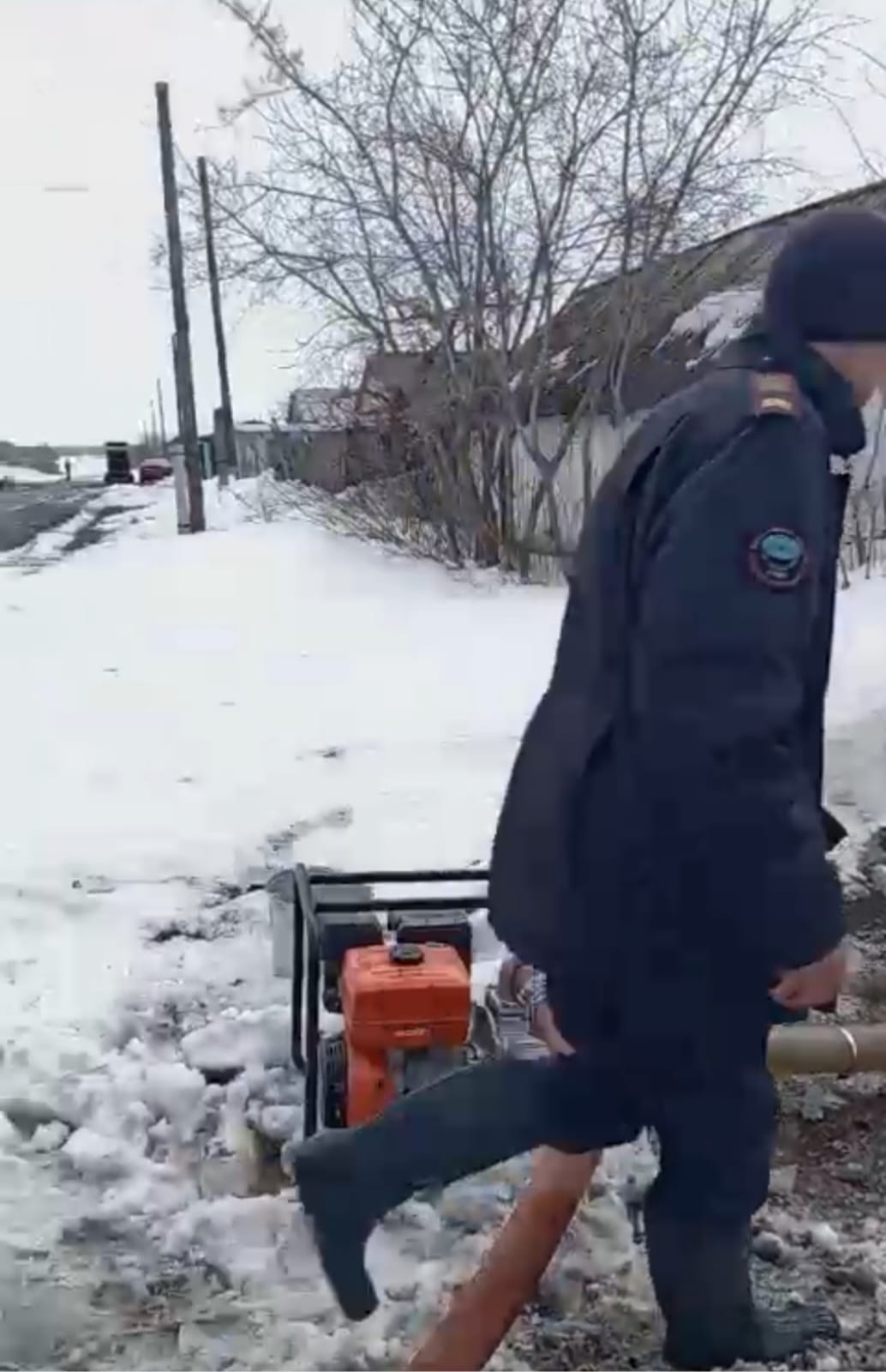 Ауылдық округте еріген суды сорып алу жұмыстары жүргізілуде, су тасқынының алдын алу үшін қар тазалау жұмыстары ұйымдастырылуда