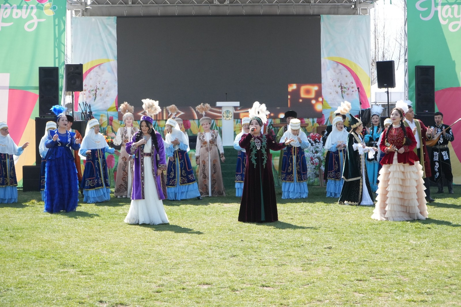 МЕРЕЙЛІ МЕРКІ ТӨРІНДЕ ҰЛЫСТЫҢ ҰЛЫ КҮНІ ЕРЕКШЕ ТОЙЛАНДЫ