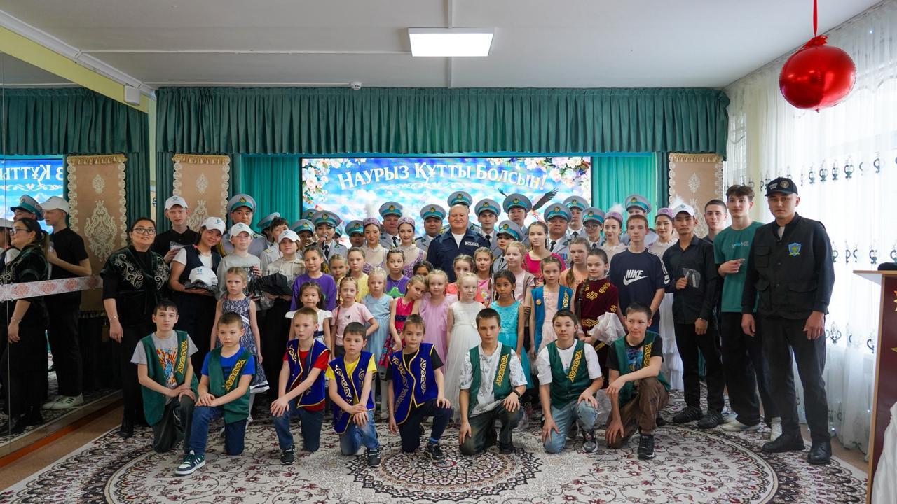 Көктем әуені мен мейірімді жүректер: ШҚО полицейлері «Үміт» тәрбиеленушілерін құттықтады