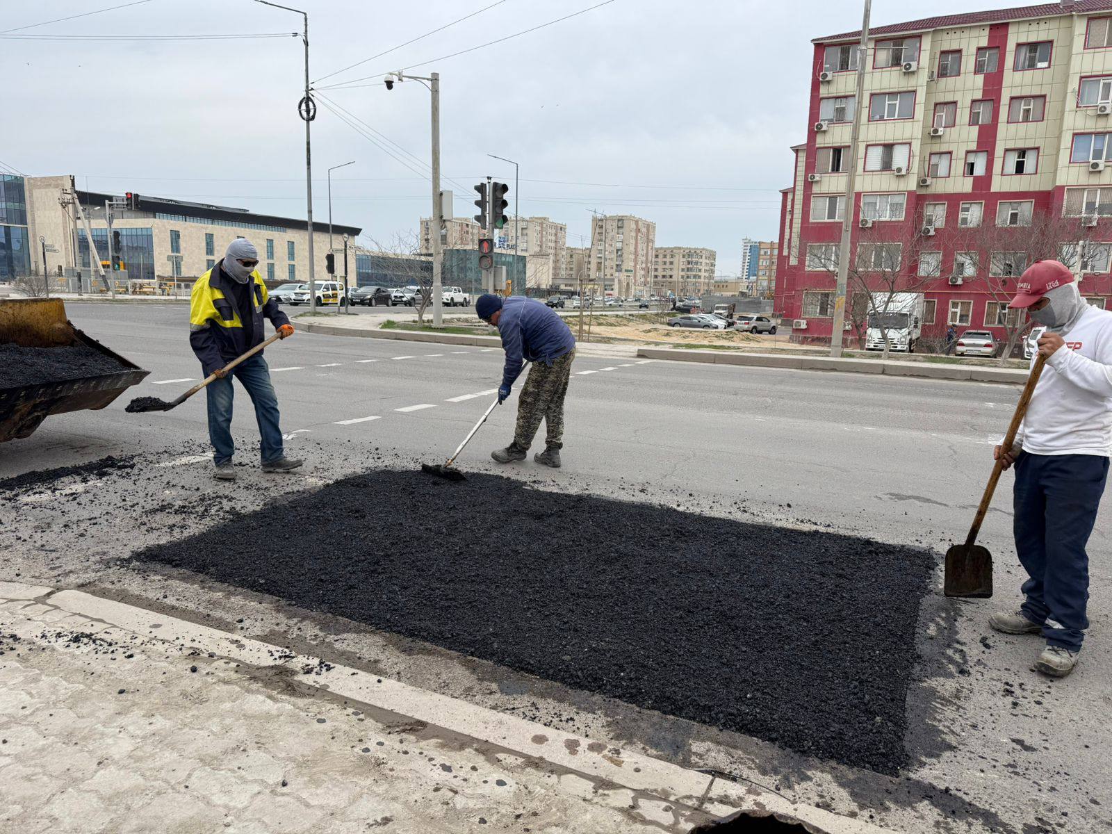 Шұңқырлы жөндеу: Қала жолдарына 1350 шаршы метр асфальт төселді
