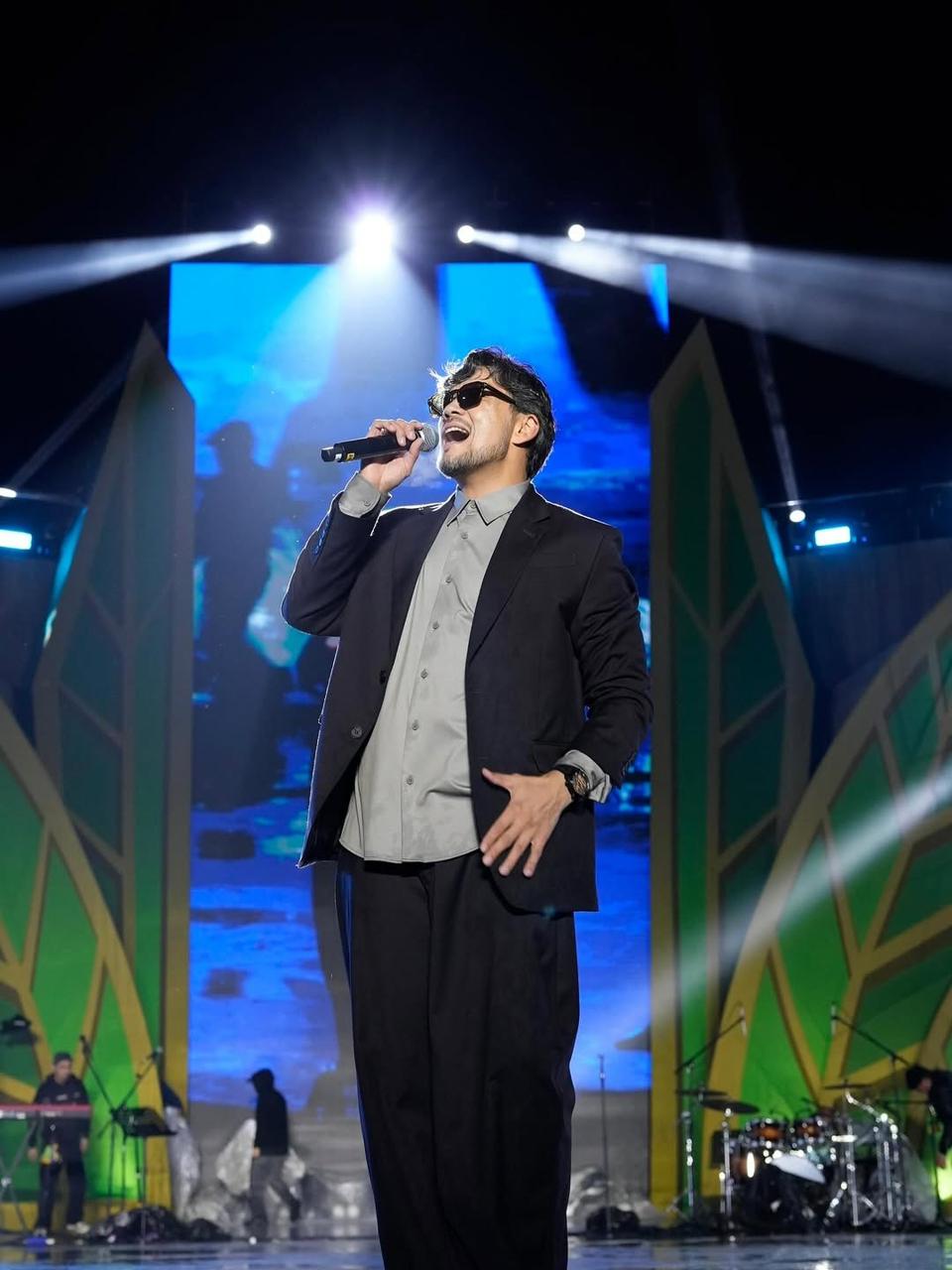 МЕРЕКЕЛІК ДУМАН ӨНЕР ЖҰЛДЫЗДАРЫМЕН ЖАЛҒАСТЫ